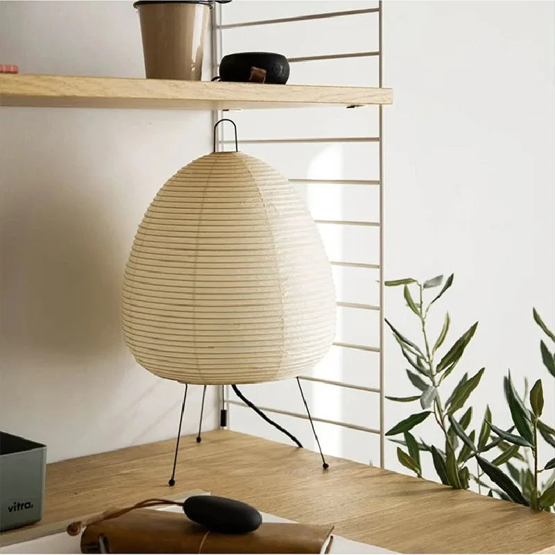 Lampe japonaise en papier pour une ambiance Wabi-Sabi dans le salon