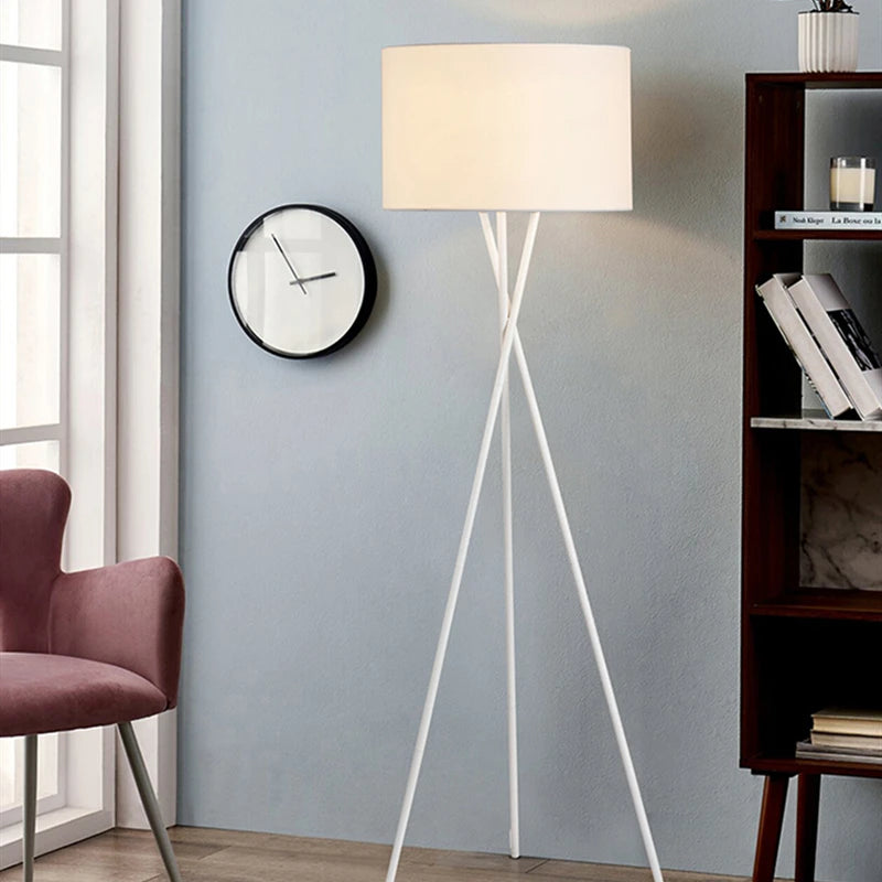 Lampadaire blanc dans le style européen pour éclairage de salon