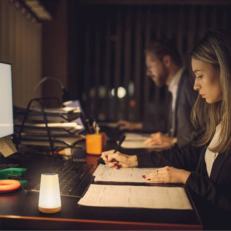 Lampe LED portative de Sovala pour une lecture nocturne éclairée