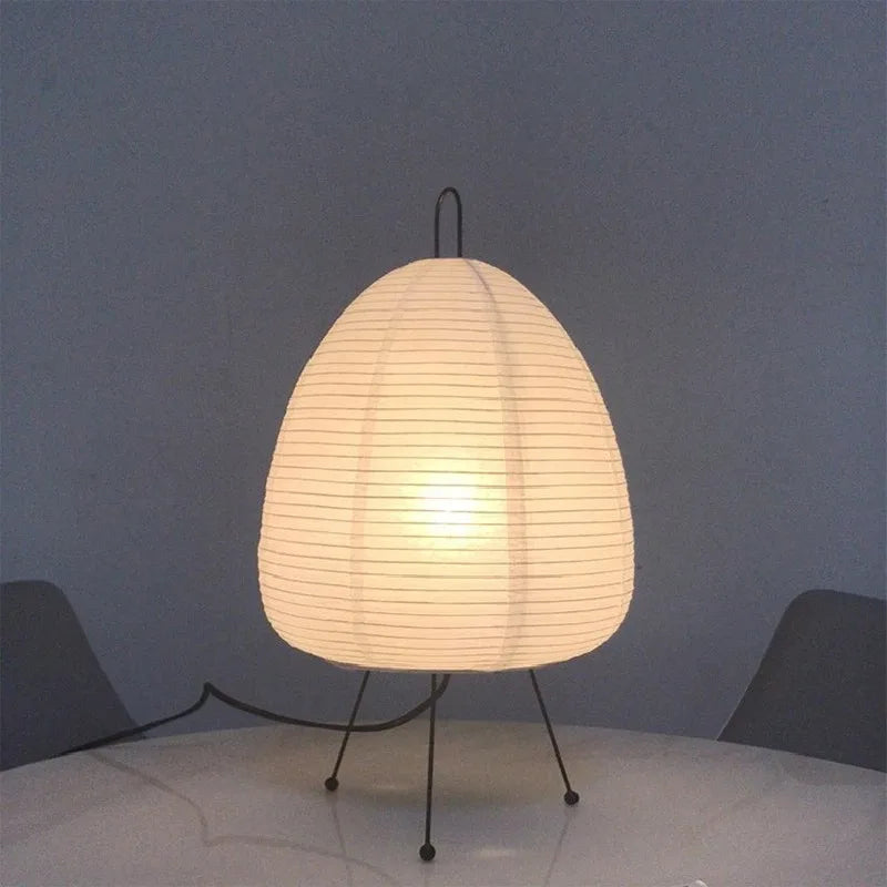 Lampe de chevet en papier japonais créant une ambiance douce et naturelle