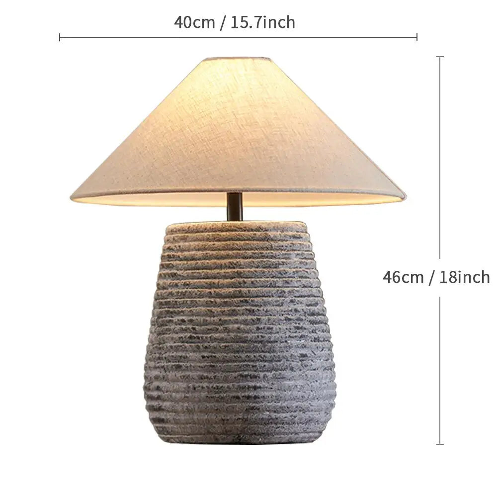 Lampe en céramique Wabi-Sabi offrant un éclairage doux et chaleureux.