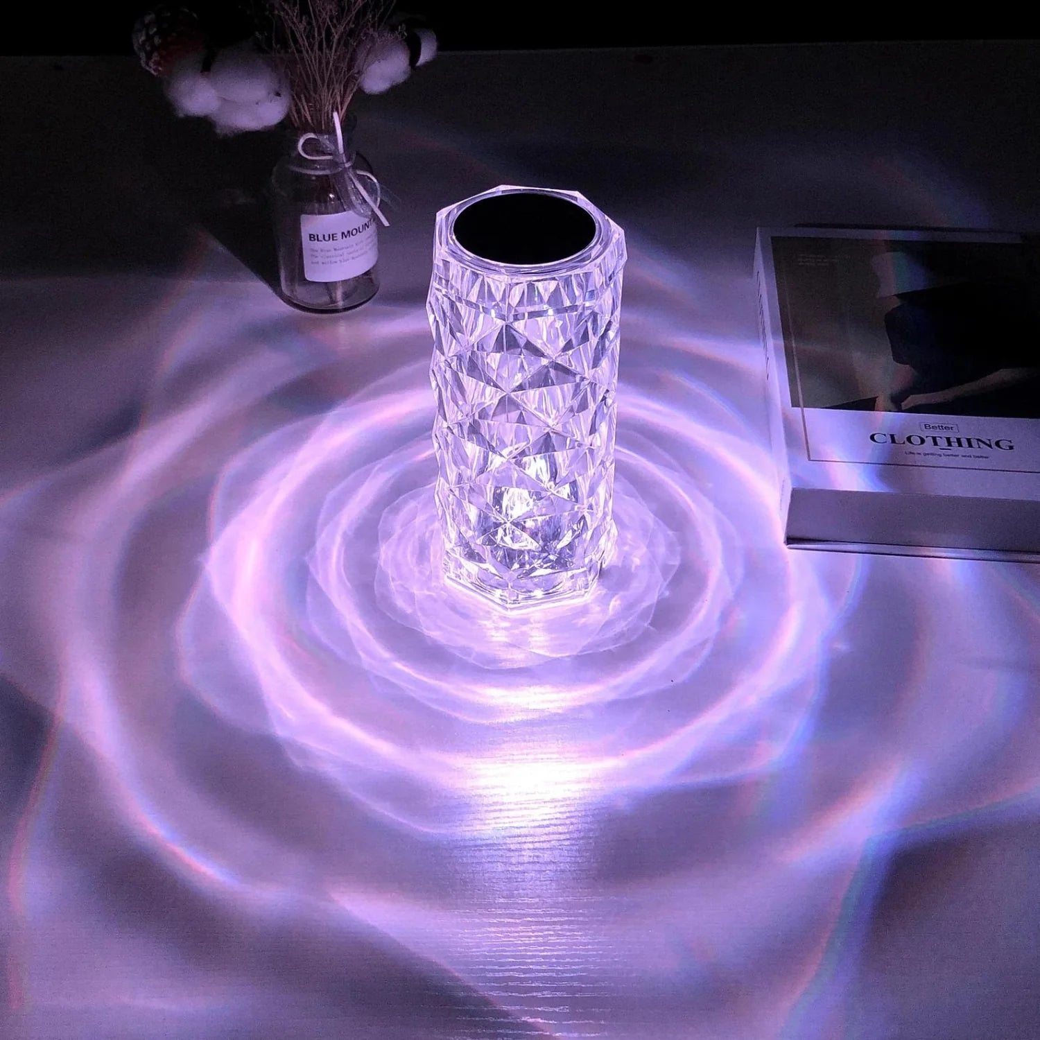 Lampe de table LED en cristal allumée dans l'obscurité.