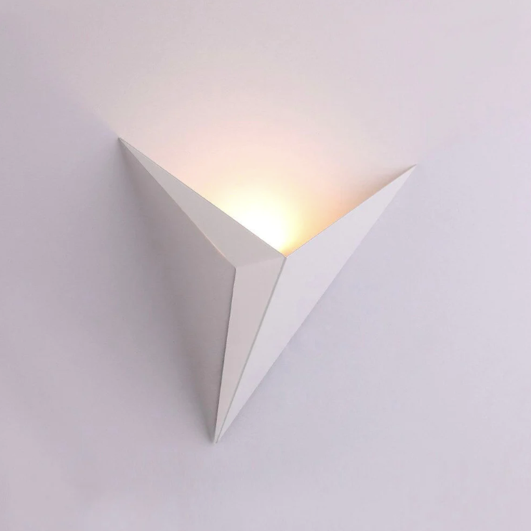 Lampe design triangle en finition blanche, parfaite pour un style épuré