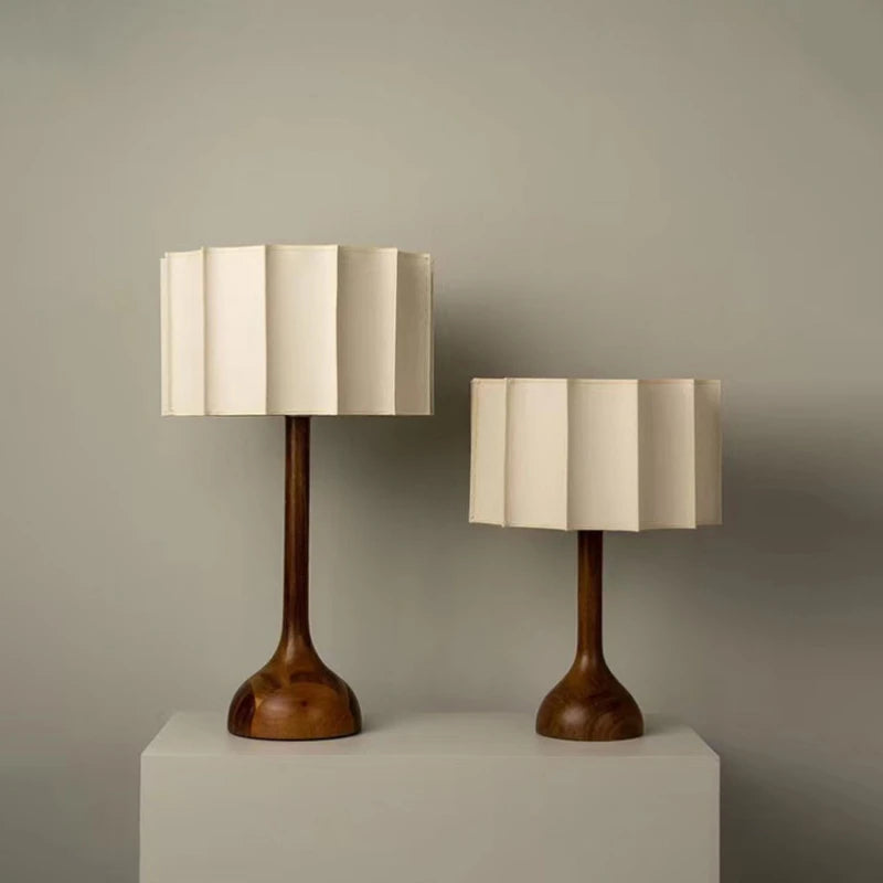 Lampe design Wabi-Sabi en bois et tissu, avec ampoule LED incluse, parfaite pour un foyer ou un bureau moderne.