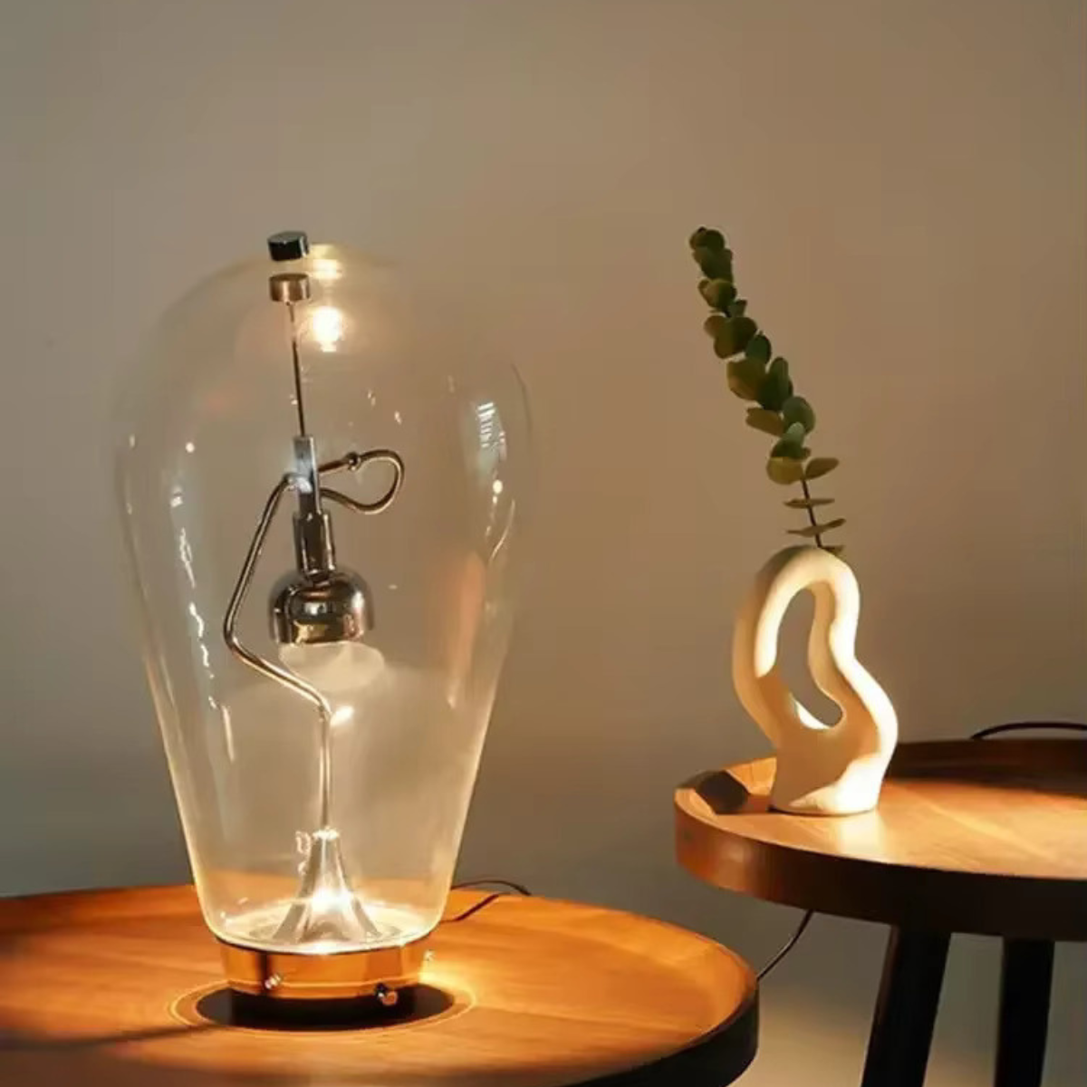 Lampe LED minimaliste avec base magnétique et abat-jour en verre, parfaite pour un éclairage de bureau.