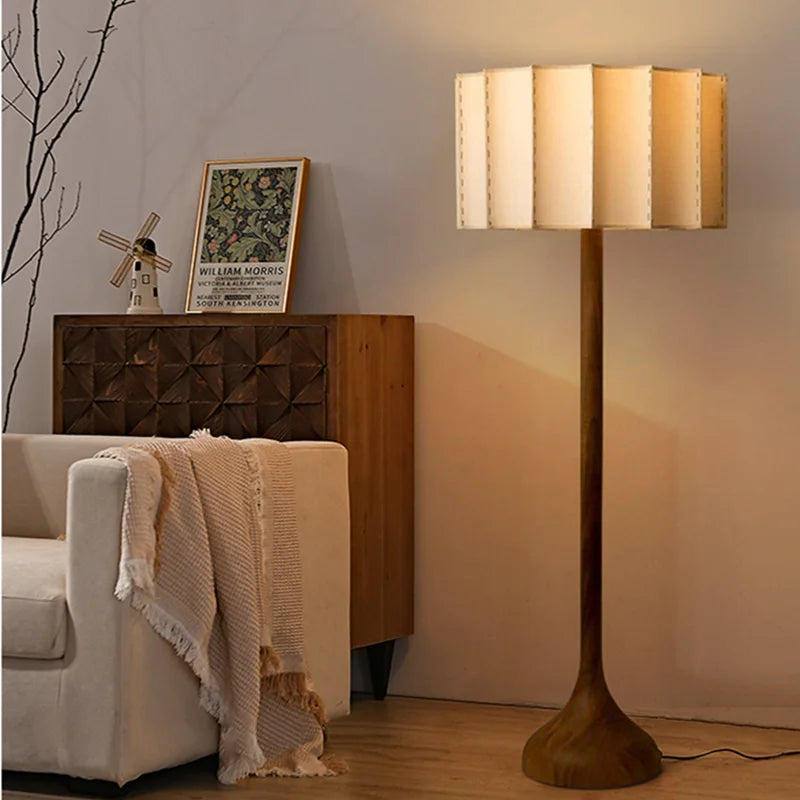 Lampe patte d'éléphant en bois avec ampoule LED E27, idéale pour une chambre à coucher ou un espace de travail.