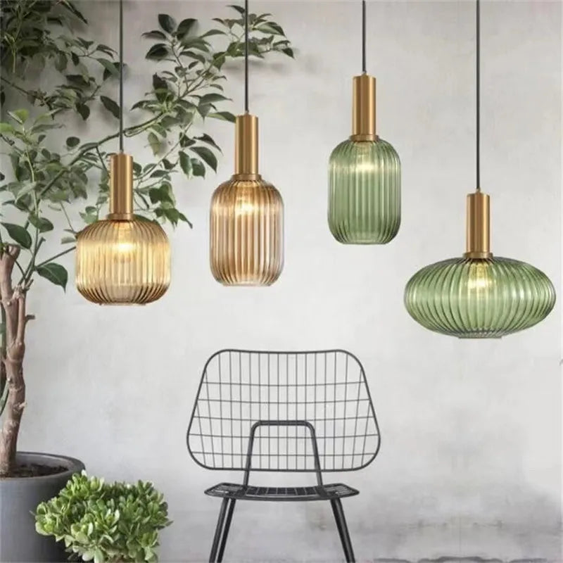 Lampe suspendue en verre coloré, design rétro pour une ambiance élégante et intemporelle.