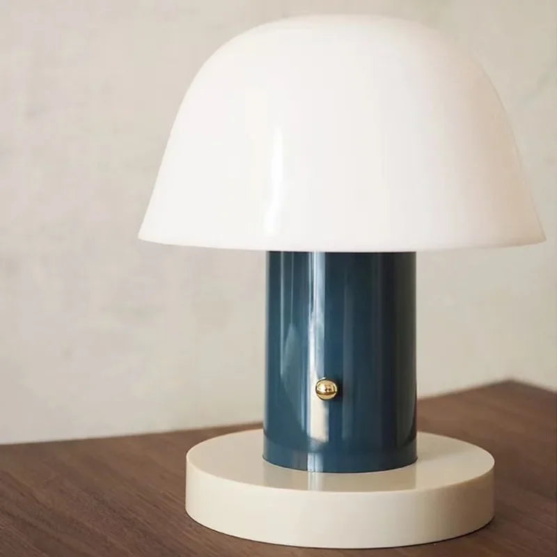 Lampe tactile LED sans fil danoise, éclairage doux et design épuré pour un intérieur moderne.