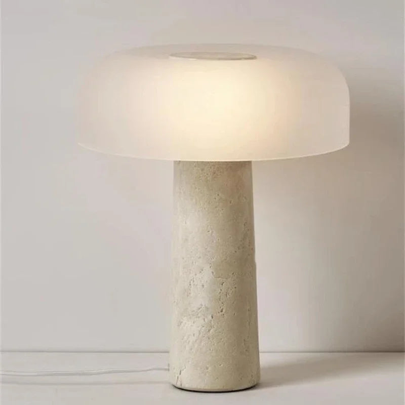 Luminaire artisanal en pierre naturelle de travertin, apportant un éclairage doux et esthétique à un salon ou une chambre.