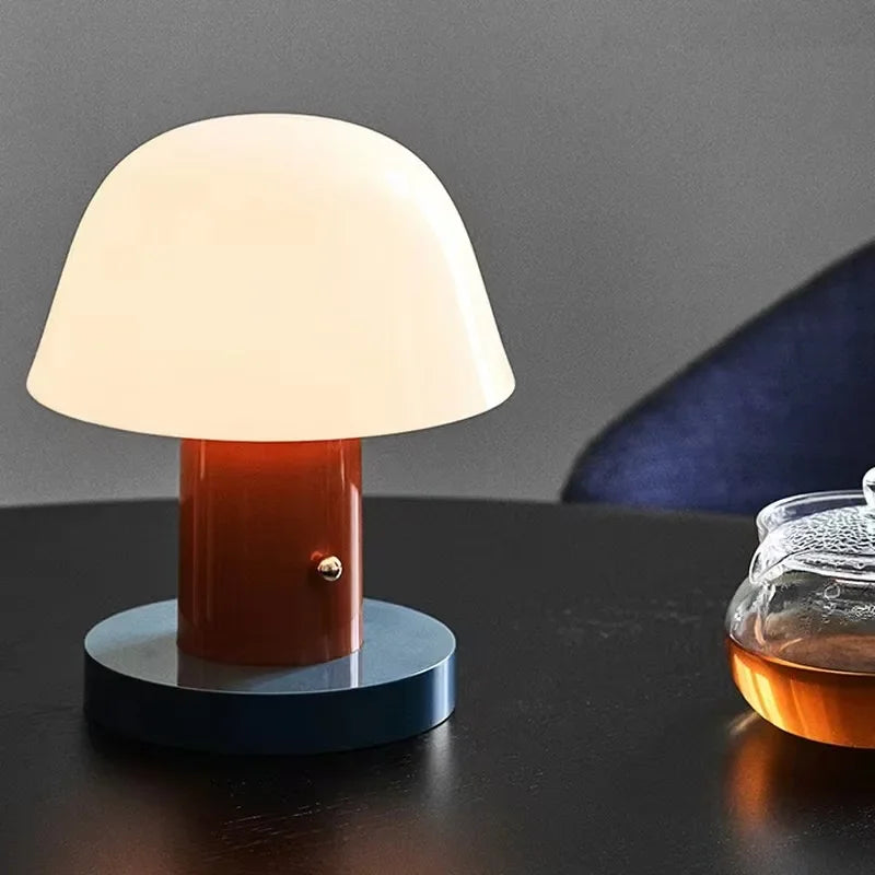 Petite lampe tactile LED danoise avec éclairage blanc chaud et design moderne, idéale pour la chambre.